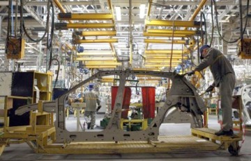 Renault va întrerupe producţia în Rusia